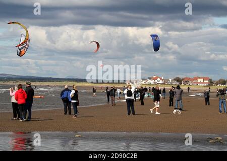 Barassie, South Ayrshire, Schottland, Windsurfing Festival Wettbewerb am Barassie Beach mit Windsurfern, Kitesurfern, mit der Isle of Arran als Hintergrund Stockfoto