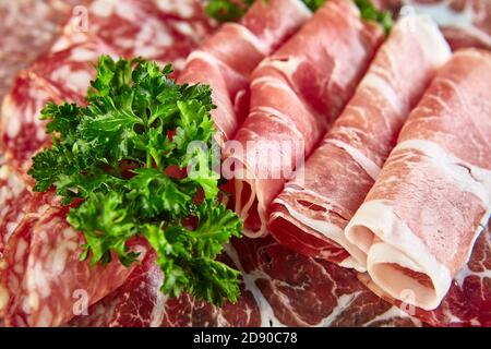 Teller mit verschiedenen Arten von geräucherten Würsten, Salami und Fleisch, Nahaufnahme Stockfoto