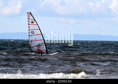 Barassie, South Ayrshire, Schottland, Windsurfing Festival Wettbewerb am Barassie Beach mit Windsurfern, Kitesurfern, mit der Isle of Arran als Hintergrund Stockfoto