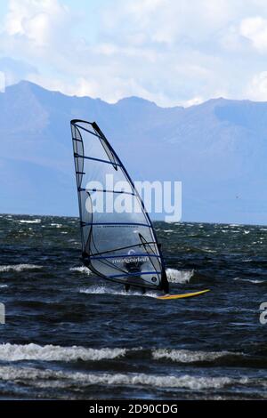 Barassie, South Ayrshire, Schottland, Windsurfing Festival Wettbewerb am Barassie Beach mit Windsurfern, Kitesurfern, mit der Isle of Arran als Hintergrund Stockfoto