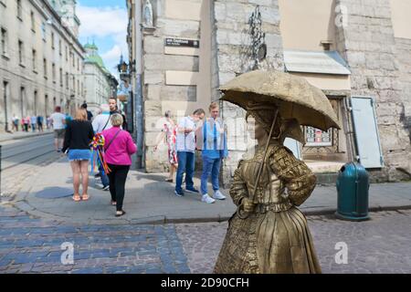 08.08.2019, Lviv, UA. Lebende Statue auf der Straße der Touristenstadt Stockfoto