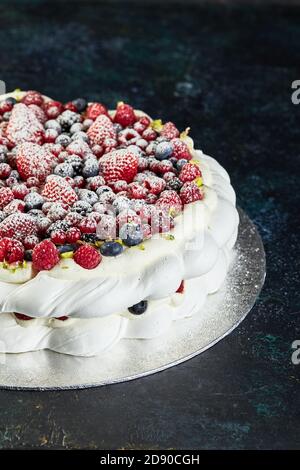 Meringue pavlova Kranzkuchen mit Schlagsahne und frischen Beeren, Nahaufnahme Stockfoto