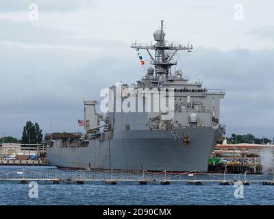 Das Marineschiff USS Oak Hill dockte am Norfolk Naval Base an. Stockfoto