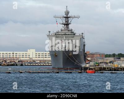 Das Marineschiff USS Oak Hill dockte am Norfolk Naval Base an. Stockfoto