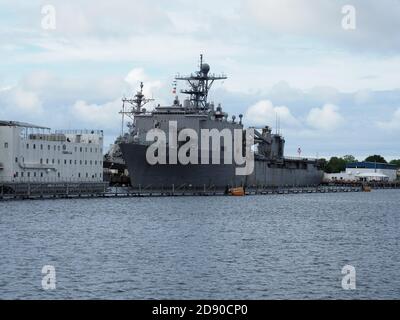 Bild des Schlachtschiffs USS Whidbey Island verankert in der Marine-Basis von Norfolk, Virginia. Stockfoto