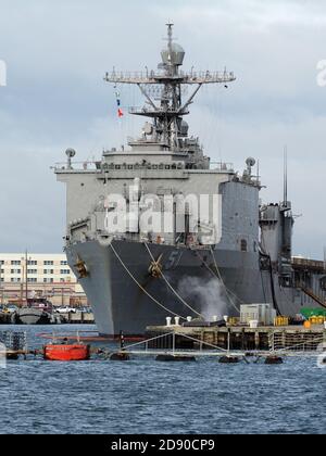Das Marineschiff USS Oak Hill dockte am Norfolk Naval Base an. Stockfoto