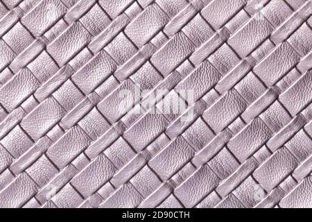 Textur von hellviolettem Leder Hintergrund mit Korbmuster, Makro. Abstrakte Kulisse aus modernem dekorativem violettem Textil mit diagonalen Linien. Stockfoto