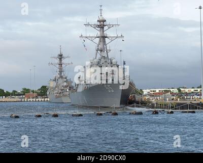 Mehrere Schiffe ankern im Marinestützpunkt Norfolk. Stockfoto