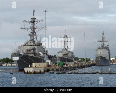 Mehrere Schiffe ankern im Marinestützpunkt Norfolk. Stockfoto