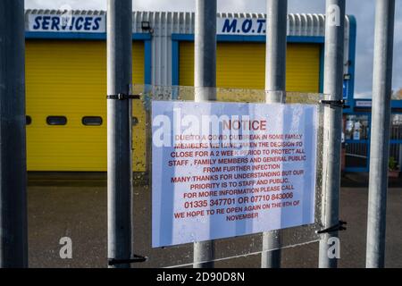 Ein Hinweis auf einer Garage informiert Kunden, dass es wegen eines Ausbruchs von Covid-19 in der Familie, die das Unternehmen besitzt, Ashbourne, Derbyshire geschlossen ist Stockfoto