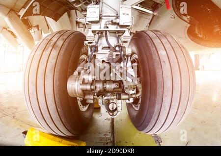 Fahrwerk Flugzeug in Hangar Chassis Gummi Nahaufnahme. Stockfoto