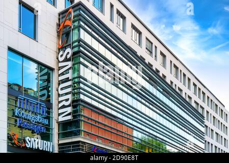 SATURN Store in Stuttgart, Saturn ist eine deutsche Kette von Elektronikgeschäften im Besitz des deutschen Einzelhandelsunternehmens CECONOMY Stockfoto