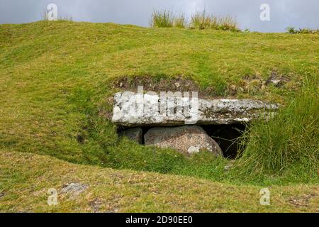 Eintritt zu Rillaton Barrow, einem alten bronzezeitlichen Rundkarren, Grabkammer, Minions, Cornwall, England, Großbritannien. Stockfoto