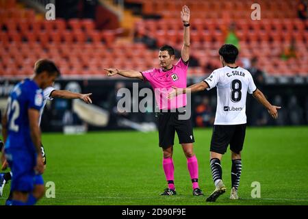 VALENCIA, SPANIEN - 01. NOVEMBER: Schiedsrichter Jorge Figueroa Vazquez beim La Liga Santander Spiel zwischen Valencia CF und Getafe im Mestalla Stadion am 01. November 2020 in Valencia, Spanien. (Foto von Pablo MoranoOrange Pictures) Stockfoto