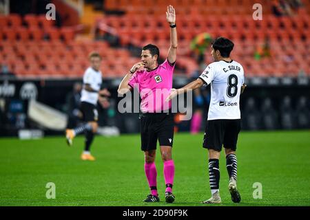 VALENCIA, SPANIEN - 01. NOVEMBER: Schiedsrichter Jorge Figueroa Vazquez beim La Liga Santander Spiel zwischen Valencia CF und Getafe im Mestalla Stadion am 01. November 2020 in Valencia, Spanien. (Foto von Pablo MoranoOrange Pictures) Stockfoto