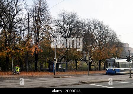 Luftbild Landschaft Stadtbild von München mit Verkehrsstraße Und Straßenbahn-Bus fahren zum Ziel Herbst am Morgen Zeit in München Hauptstadt auf N Stockfoto