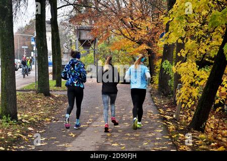 Blick Landschaft der Leopoldpark Garten öffentlichen Park im Herbst Herbst Saisonal für deutsche Frauen Joggen auf dem Fußweg Und ruhen Sie sich in Mun Stockfoto