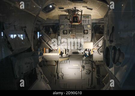 Triebwerke des Saturn V-Trägerraketenraketenraketenflugzeugs, der Apollo-Rakete, die Männer auf den Mond brachte, im Apollo/Saturn V-Zentrum des Kennedy Space Centers der NASA Stockfoto