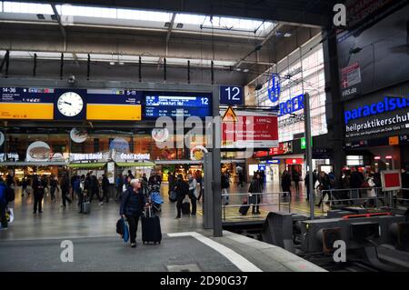 Bahnhaltestelle für senden empfangen deutsche Passagiere Menschen und Ausländische Reisende laufen am Bahnsteig des Frankfurter Hauptzuges Bahnhof Hauptbahnhof ra Stockfoto