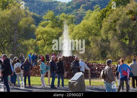 Andernach, Deutschland - 26. September 2018: Menschen vor dem berühmten Kaltwasser-Geysir in Andernach, Deutschland. Stockfoto