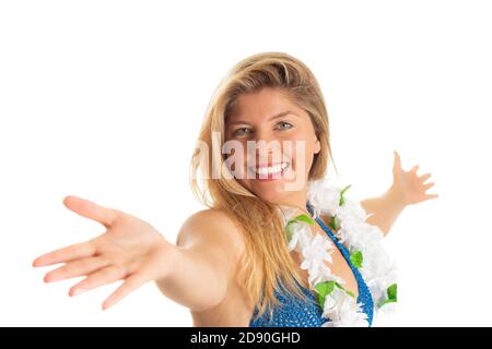 Brasilianische Karnevalsfeiern. Blonde Frau in Bikini und Blume Halskette tanzt glücklich. Party und Sommerspaß. Stockfoto