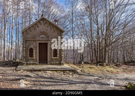 Die Fassade der kleinen Kirche Madonna del Lago, Lago Santo Modenese, Italien, in der Herbstsaison Stockfoto