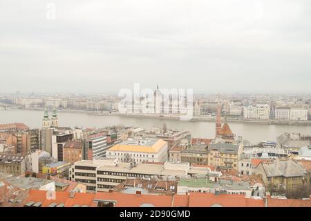 BUDAPEST, UNGARN - 29. DEZEMBER 2017: Ungarisches Parlamentsgebäude von Buda Seite am 29. Dezember 2017. Stockfoto