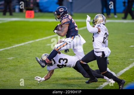 Chicago, Illinois, USA. November 2020. - Bears #32 David Montgomery läuft mit dem Ball während des NFL-Spiels zwischen den New Orleans Saints und Chicago Bears im Soldier Field in Chicago, IL. Fotograf: Mike Wulf. Kredit: csm/Alamy Live Nachrichten Stockfoto