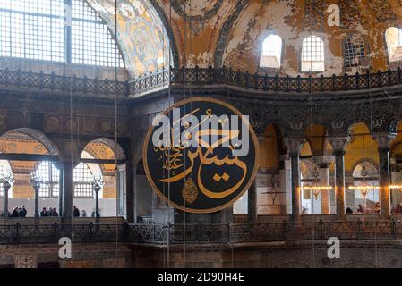 ISTANBUL - DEZ 29: Innenraum der Basilika Hagia Sophia mit antikem Dekor an der Wand in Istanbul am 29. Dezember. 2019 in der Türkei Stockfoto