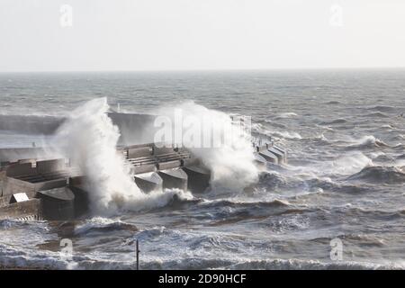 Brighton, East Sussex, UK, 2. November 2020,starke Winde verursachen Wellen gegen die Marina Wand in Brighton und entlang der Küste bei Flut zu stürzen. Die Temperatur ist 14C mit starken Winden.Quelle: Keith Larby/Alamy Live News Stockfoto