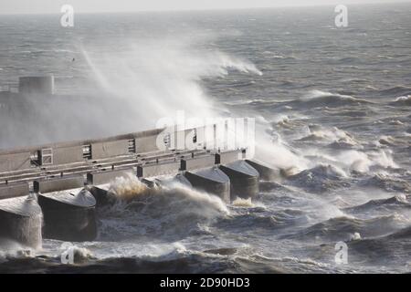 Brighton, East Sussex, UK, 2. November 2020,starke Winde verursachen Wellen gegen die Marina Wand in Brighton und entlang der Küste bei Flut zu stürzen. Die Temperatur ist 14C mit starken Winden.Quelle: Keith Larby/Alamy Live News Stockfoto