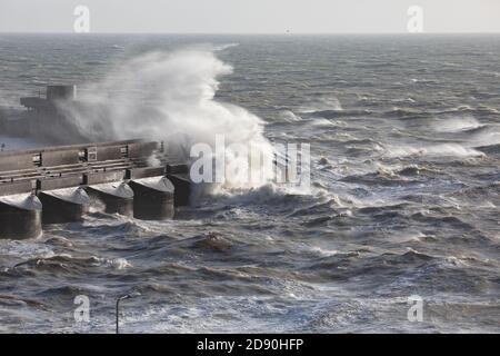 Brighton, East Sussex, UK, 2. November 2020,starke Winde verursachen Wellen gegen die Marina Wand in Brighton und entlang der Küste bei Flut zu stürzen. Die Temperatur ist 14C mit starken Winden.Quelle: Keith Larby/Alamy Live News Stockfoto