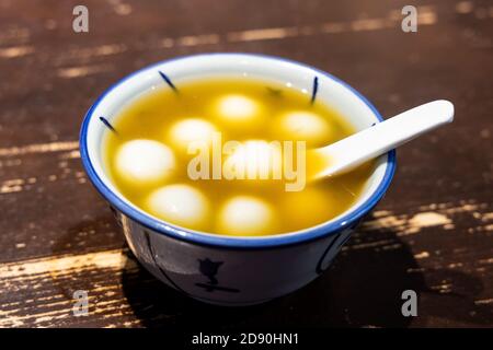 Tang Yuan oder klejeous Reiskugel süße Dessert Ingwersuppe Stockfoto