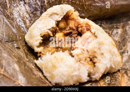 Klebreis mit Blattknödel umwickelt, beliebte chinesische Dim Sum Stockfoto