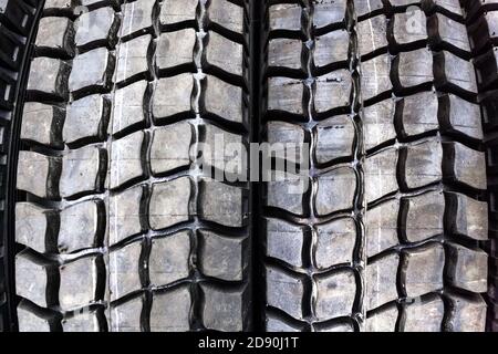 Nahaufnahme des Autoreifenschutzes. Abstrakter Hintergrund mit Platz zum Kopieren. Stockfoto