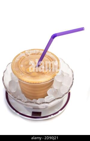 Kalter, seidig glatter Milchtee, der in der Schüssel mit Eis infundiert ist Stockfoto