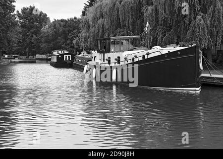 Kanalboote liegen auf dem Grand Union Canal in Stoke Hammond, Milton Keynes Stockfoto