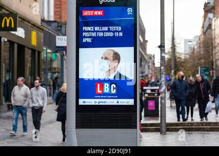 Glasgow, Schottland, Großbritannien. November 2020. Da Schottland neue Coronavirus-Sperrbestimmungen eingeht, werden der Zentralgürtel und Glasgow in Level 3 platziert. Mitglieder der Öffentlichkeit werden auf den Straßen von Glasgow zum Einkaufen und Arbeiten gesehen. Im Bild; Video-Bildschirm zeigt Nachrichten Schlagzeilen mit Prinz Andrew und seine positive covid-19 Geschichte. Iain Masterton/Alamy Live News Stockfoto