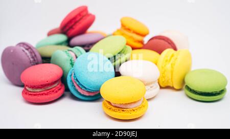 Pastellfarben Macarons süß Französisch Dessert isoliert auf weißem Hintergrund. Stockfoto