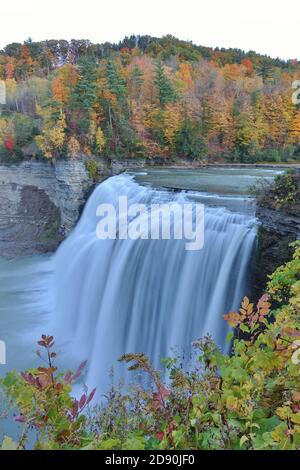 Blick auf die Middle Falls im Letchworth State Park in Kastilien, New York, während der Herbstsaison Stockfoto