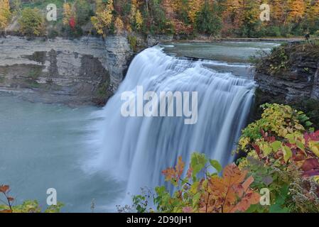 Blick auf die Middle Falls im Letchworth State Park in Kastilien, New York, während der Herbstsaison Stockfoto