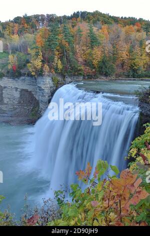 Blick auf die Middle Falls im Letchworth State Park in Kastilien, New York, während der Herbstsaison Stockfoto