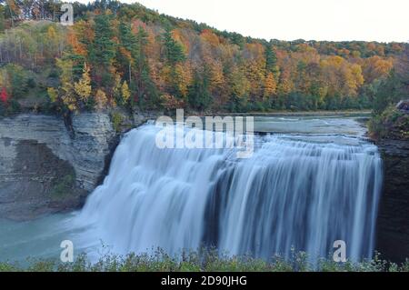 Blick auf die Middle Falls im Letchworth State Park in Kastilien, New York, während der Herbstsaison Stockfoto