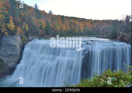 Blick auf die Middle Falls im Letchworth State Park in Kastilien, New York, während der Herbstsaison Stockfoto