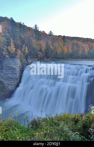 Blick auf die Middle Falls im Letchworth State Park in Kastilien, New York, während der Herbstsaison Stockfoto