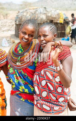 Maasai Frauen lächeln und tragen traditionelle Kleidung, Mitglieder des Stammes der Samburu, im Samburu National Reserve. Kenia. Afrika. Stockfoto