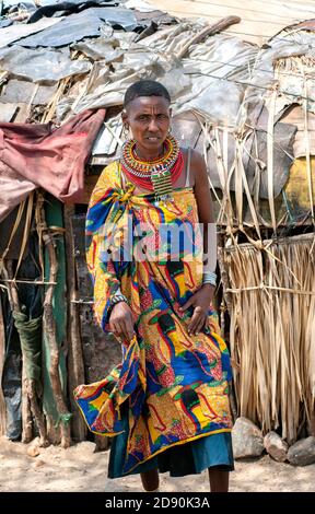 Maasai Frau in traditioneller Kleidung, Mitglied des Samburu Stammes, im Samburu National Reserve. Kenia. Afrika. Stockfoto