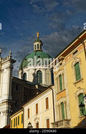 kirche und Platz Santa Maria in Montichiari Stockfoto
