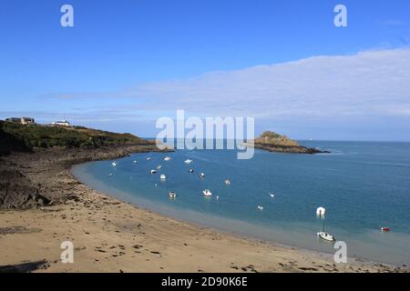 Schöne französische Küstenlandschaft mit Fischerbooten in einer Bucht In pointe du grouin im Sommer Stockfoto