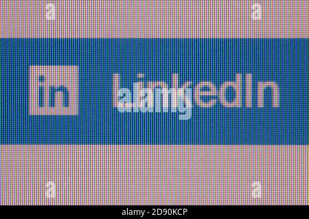 Moskau, Russland - 02. November 2020: Extreme Nahaufnahme der Linkedin-Taste auf dem Display. Stockfoto